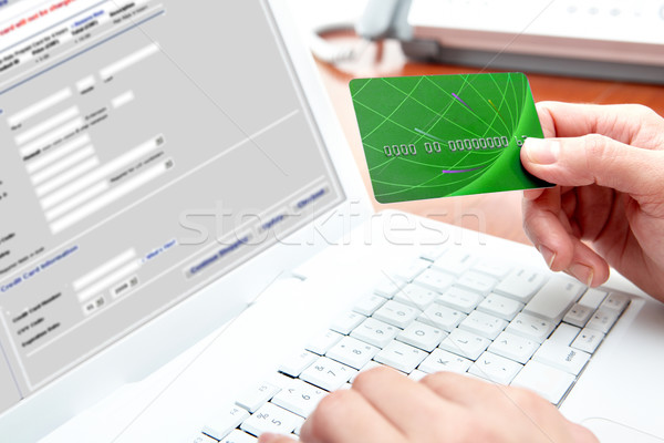 Compras en línea mujer manos blanco portátil tarjeta de crédito Foto stock © Kurhan