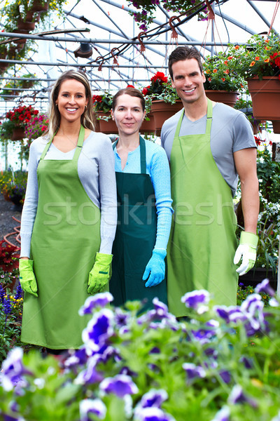 Mitarbeiter Gärtnerei Gartenarbeit Familie Mädchen Frühling Stock foto © Kurhan