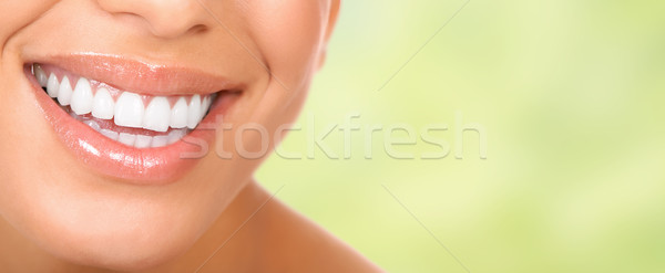 Mujer hermosa sonrisa saludable dientes blancos dentales Foto stock © Kurhan