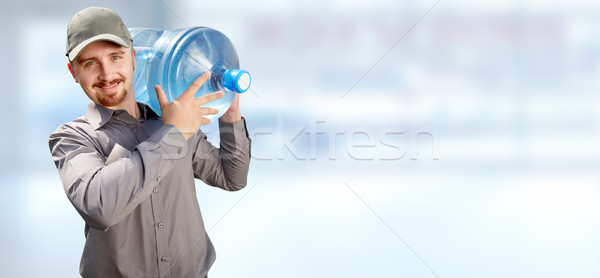 Man fles drinkwater water levering dienst Stockfoto © Kurhan