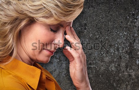 Femeie migrena durere de cap obosit senior stres Imagine de stoc © Kurhan