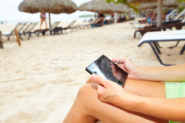 Femme smartphone plage vacances téléphone heureux [[stock_photo]] © Kurhan