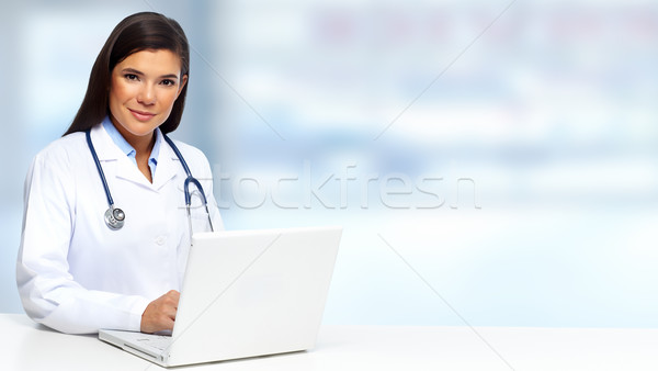 Medic femeie laptop tineri lucru laptop Imagine de stoc © Kurhan