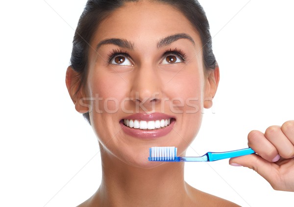 Glimlachende vrouw tandenborstel jonge vrouw glimlach geïsoleerd witte Stockfoto © Kurhan
