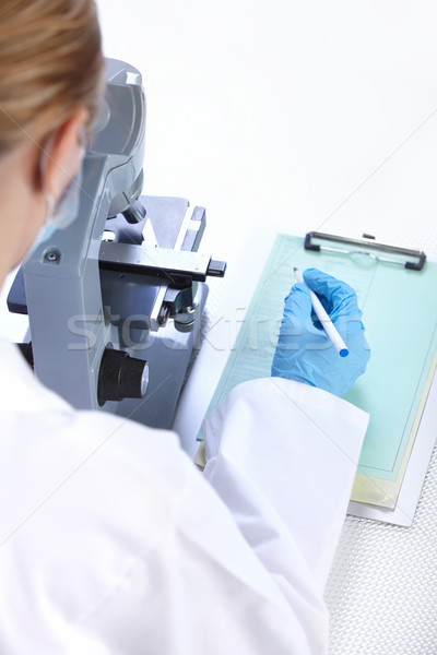 Femeie microscop lucru laborator medic muncă Imagine de stoc © Kurhan