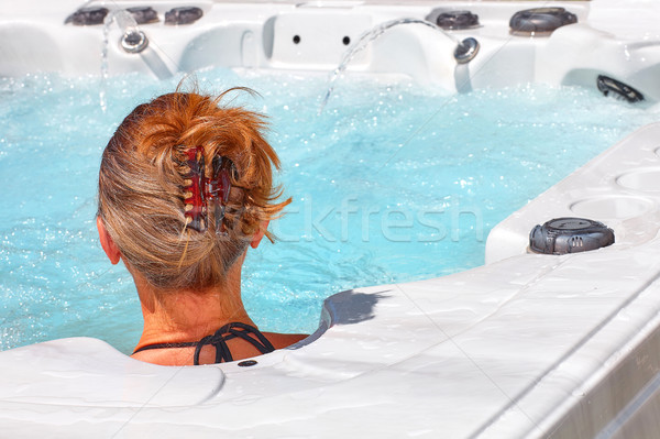 Mujer hermosa relajante bañera de hidromasaje jóvenes salud belleza Foto stock © Kurhan