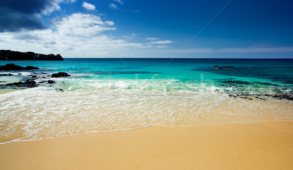 Przepiękny plaży odizolowany wyspa chmury lata Zdjęcia stock © kwest