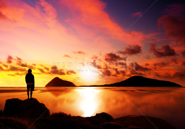 Mooie reflectie silhouet man naar prachtig Stockfoto © kwest