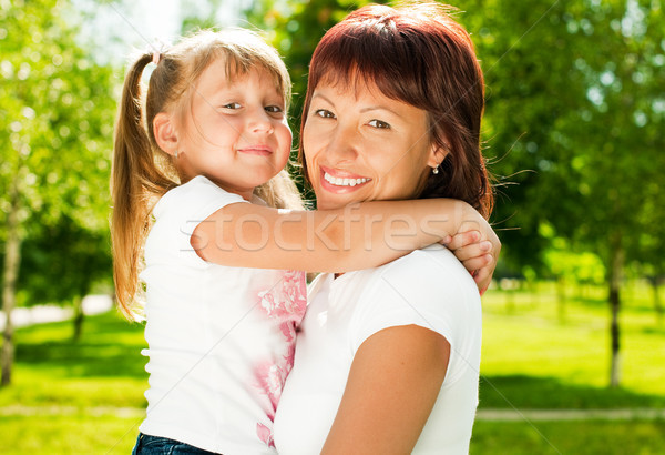 ストックフォト: 幸せ · 母親 · 娘 · 小さな · 公園 · 美しい