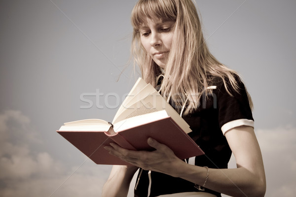 Fată carte în picioare în aer liber cer femeie Imagine de stoc © kyolshin