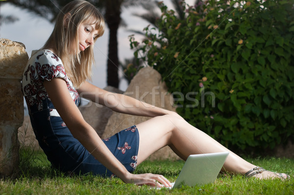 Fată blocnotes tineri fata frumoasa şedinţei iarbă Imagine de stoc © kyolshin