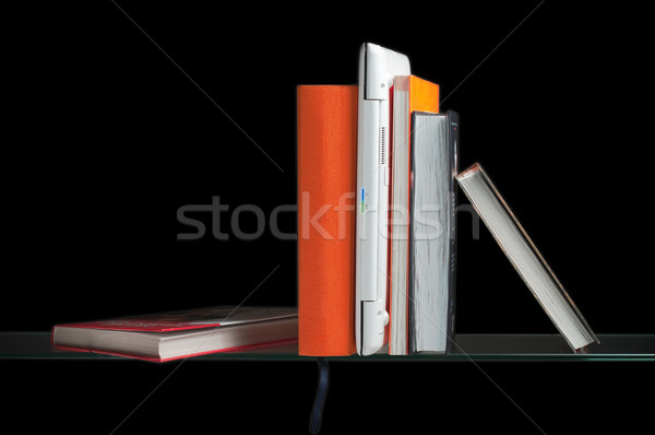 Laptop cărţi alb sticlă raft afaceri Imagine de stoc © kyolshin