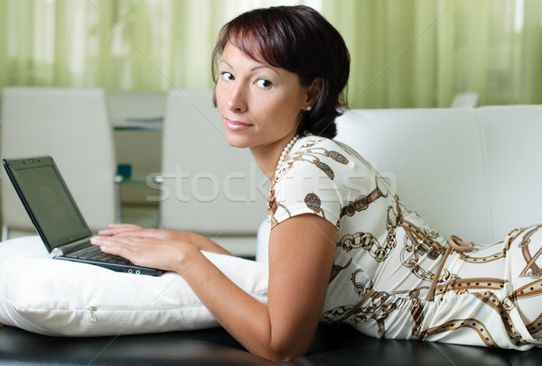 Blocnotes canapea lucru femeie acasă Imagine de stoc © kyolshin