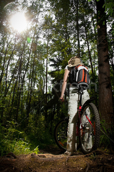 Bicicletă pădure frumos femeie iarbă Imagine de stoc © kyolshin