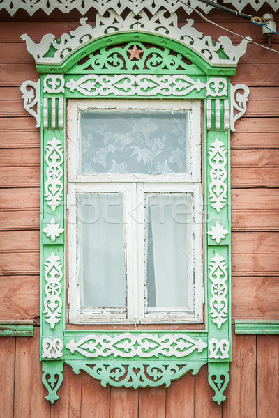 Fereastră vechi traditional rus casă Imagine de stoc © kyolshin