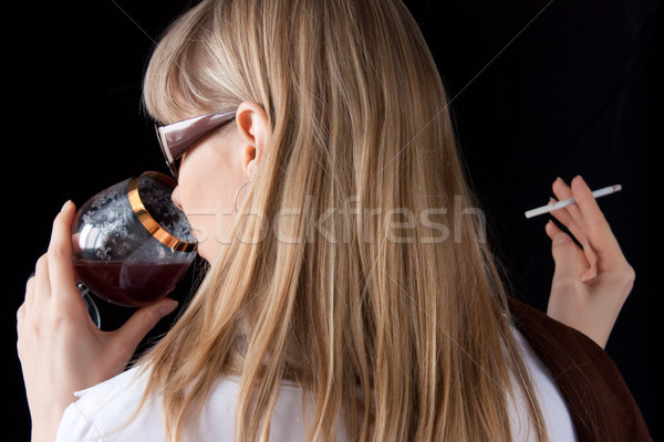 Fată fumat potabilă ţigară vin rosu Imagine de stoc © kyolshin