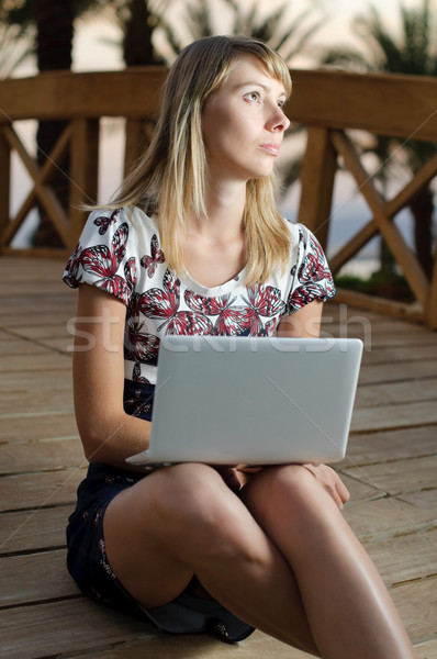 Fată blocnotes tineri fata frumoasa şedinţei pod Imagine de stoc © kyolshin