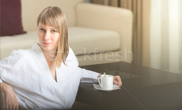 Foto stock: Mulher · robe · café · quarto · de · hotel · bastante · mulher · jovem