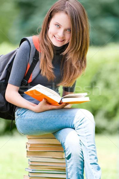 Fericit student fată şedinţei cărţi Imagine de stoc © kyolshin
