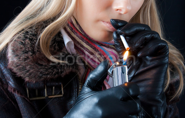 女孩 抽煙 美麗 年輕的女孩 打火機 香煙 商業照片 © kyolshin