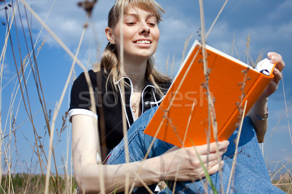 Fată lectură carte şedinţei în aer liber cer Imagine de stoc © kyolshin