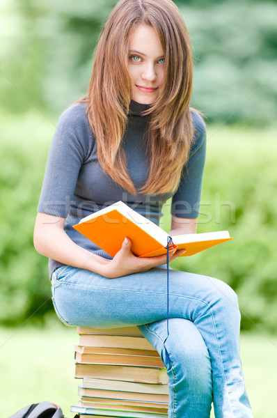 Fericit student fată şedinţei cărţi Imagine de stoc © kyolshin