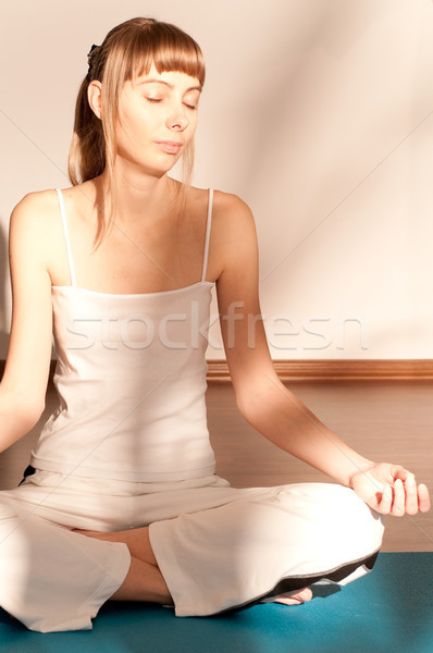 Yoga potrivi exercita şedinţei lotus Imagine de stoc © kyolshin