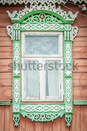 Fereastră vechi traditional rus casă Imagine de stoc © kyolshin
