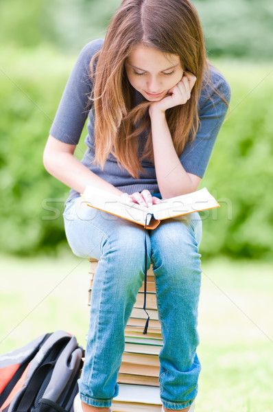 Fericit student fată şedinţei cărţi Imagine de stoc © kyolshin