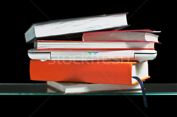 Laptop cărţi alb sticlă raft afaceri Imagine de stoc © kyolshin