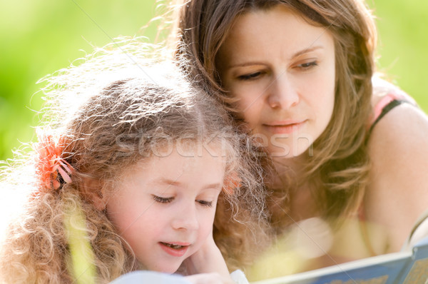 Frumos fetita lectură carte mamă zâmbitor Imagine de stoc © kyolshin