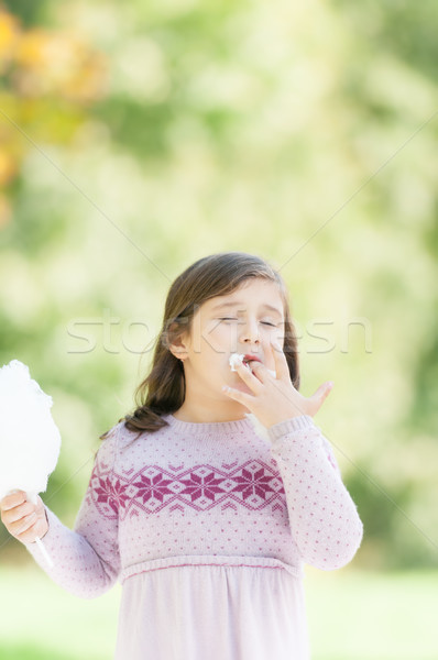 Schönen kleines Mädchen Essen Baumwolle candy Park Stock foto © kyolshin