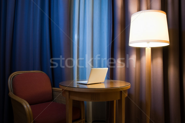Blocnotes tabel calculator cameră lampă scaun Imagine de stoc © kyolshin