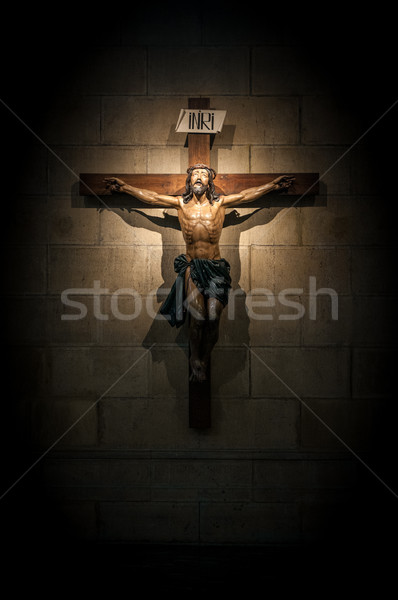Crucifix biserică zid de piatra perete reflector Imagine de stoc © kyolshin