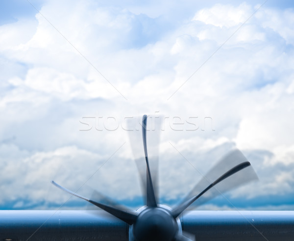 Vliegtuig motor propeller Blauw bewolkt Stockfoto © kyolshin