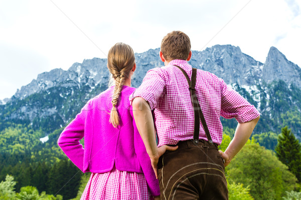 Feliz casal alpino prado tradicional vestir Foto stock © Kzenon
