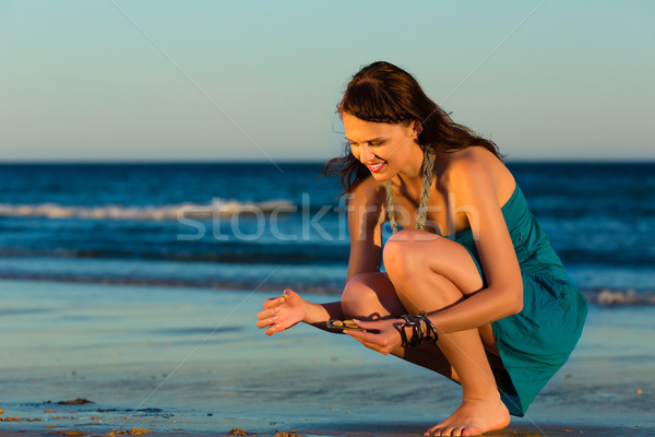 Donne guardando conchiglie tramonto donna Ocean Foto d'archivio © Kzenon