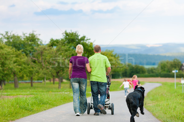 Stockfoto: Familie · kinderen · hond · lopen · drie · een