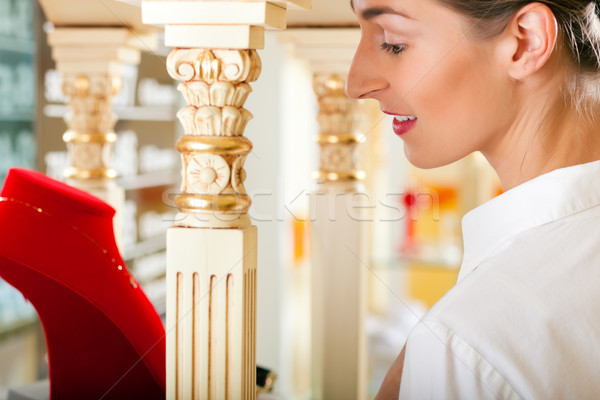 Donna guardando gioielli sorriso shopping oro Foto d'archivio © Kzenon