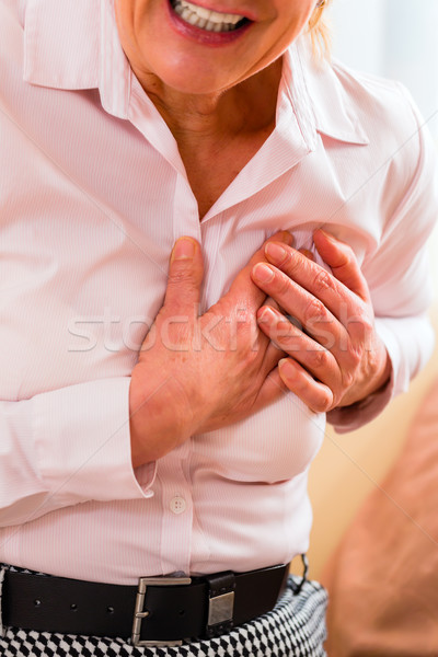 Senior atac de cord acasă bătrână sân Imagine de stoc © Kzenon