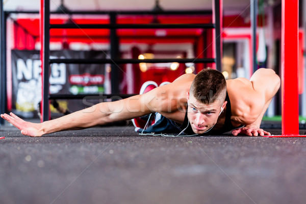 Hombre deporte fitness gimnasio piso Foto stock © Kzenon