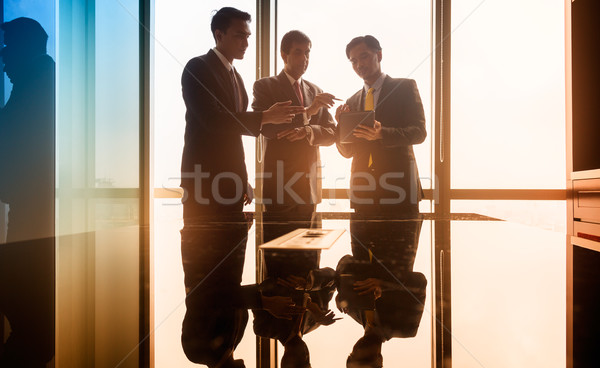 Asian zakenlieden gesprek conferentiezaal venster business Stockfoto © Kzenon