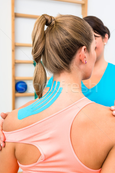 Femeie in spatele bandă umar fizioterapie femei Imagine de stoc © Kzenon