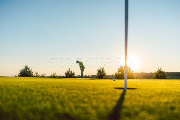 Sziluett férfi játékos hosszú lövés golfpálya Stock fotó © Kzenon