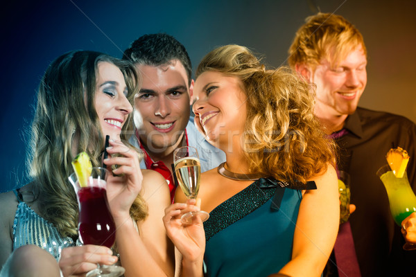 Stockfoto: Mensen · club · bar · drinken · cocktails · jongeren