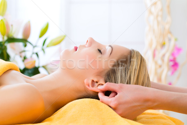 Bienestar mujer cabeza masaje spa cara Foto stock © Kzenon