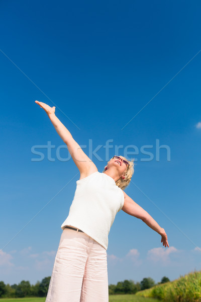 Passen Senior Frau nachschlagen Himmel genießen Stock foto © Kzenon