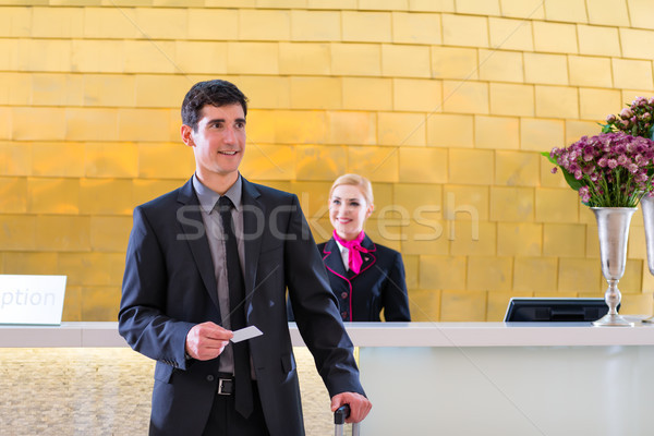 Hotel recepcionista verificar homem chave cartão Foto stock © Kzenon