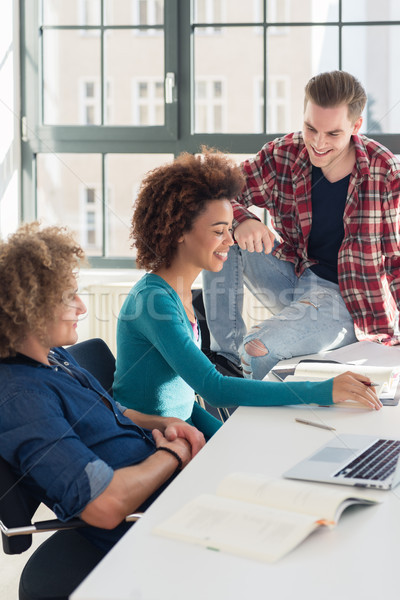 Stockfoto: Jonge · student · praten · klasgenoten · pauze