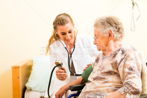 Tineri asistentă femeie senior sanatoriu particular tensiune arteriala Imagine de stoc © Kzenon